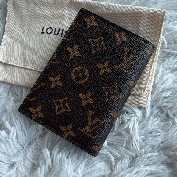 Louis Vuitton Authentic Monogram Canvas Passport Cover - Picture 4 of 7